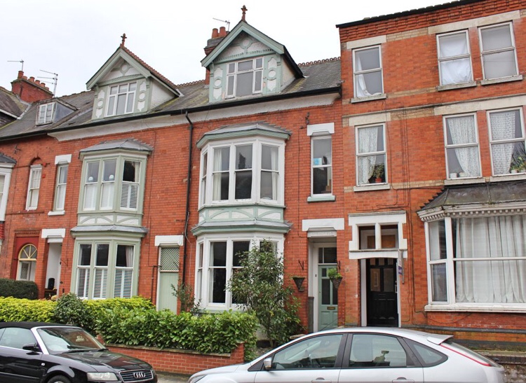 Leicester terrace with 3 bay windows !&nbsp;😮